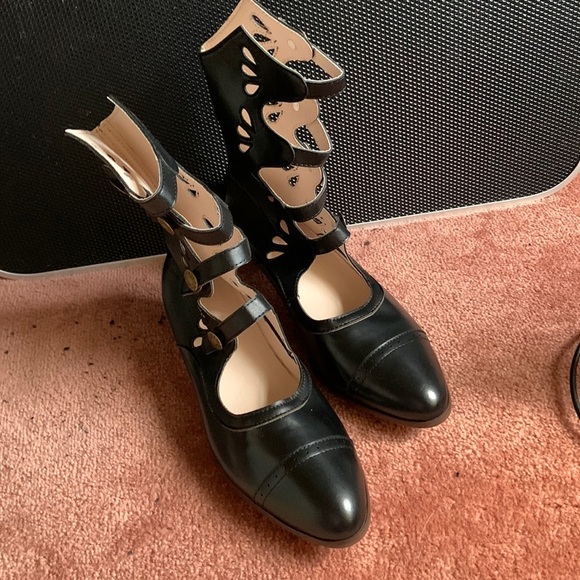 Gladiator type shoe with cut out detail - Picture 1 of 10